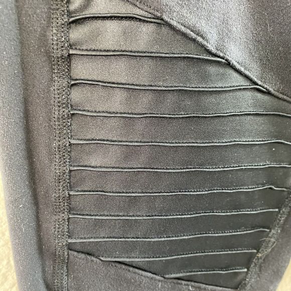 Alo Yoga Moto Leggings Women's Small Black  Mesh Panels - Picture 5 of 13